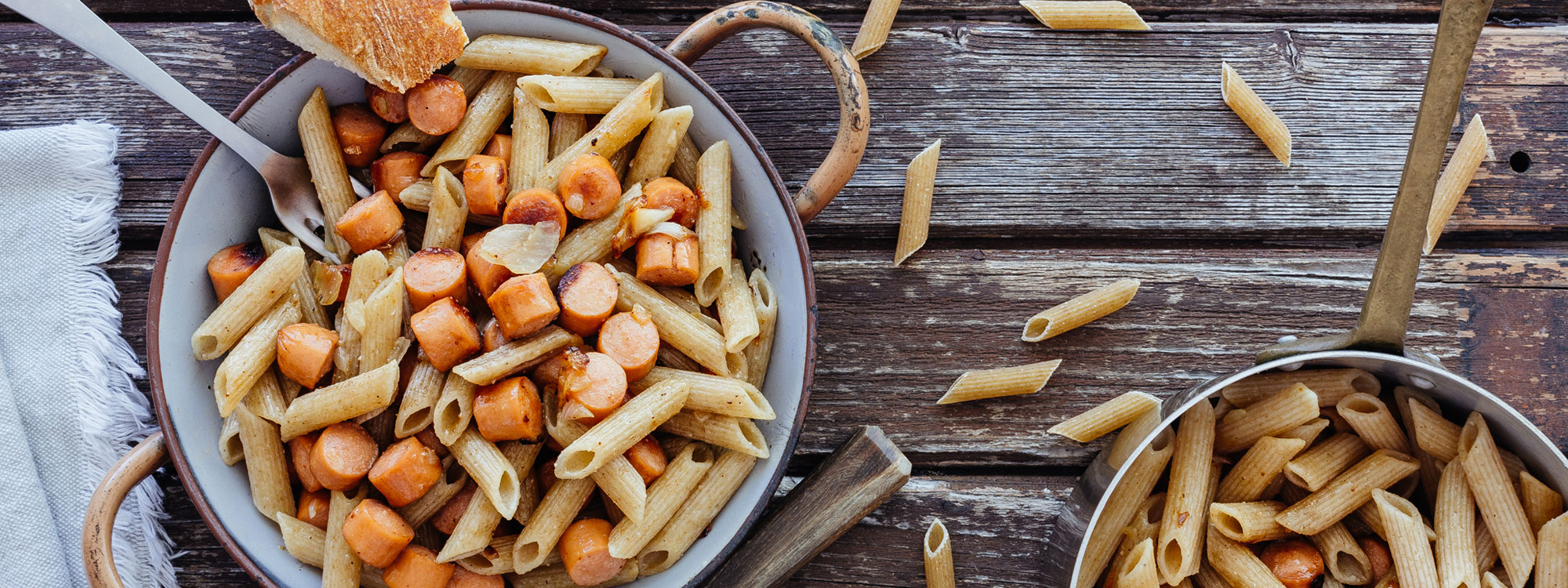 Pasta integral con salchichas y cebolla. Receta sencilla