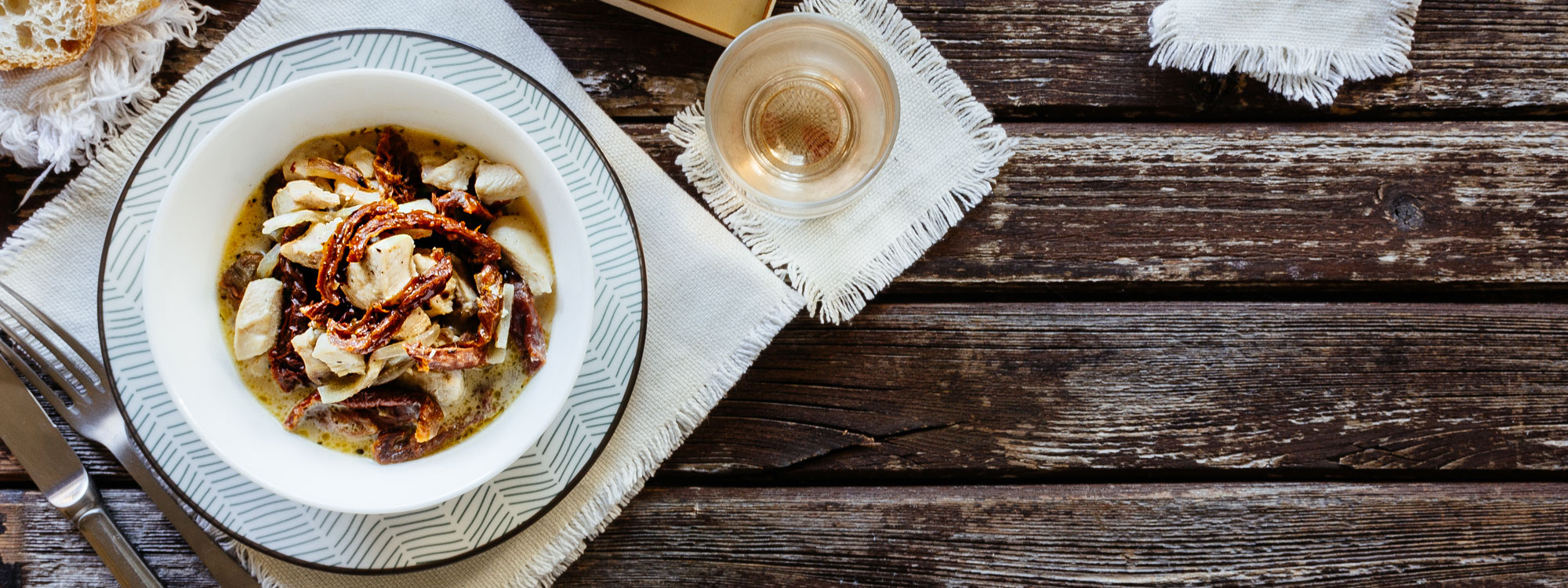 Salteado de pollo con jitomate deshidratado y crema. Receta deliciosa
