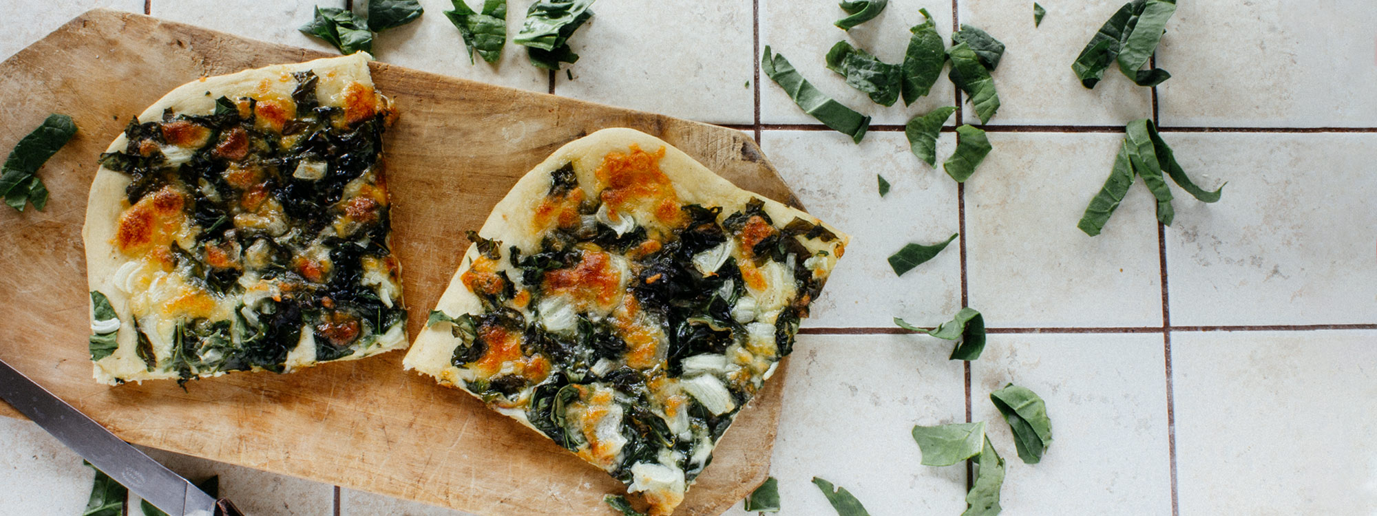Pizza casera de espinacas. Receta sencilla y saludable